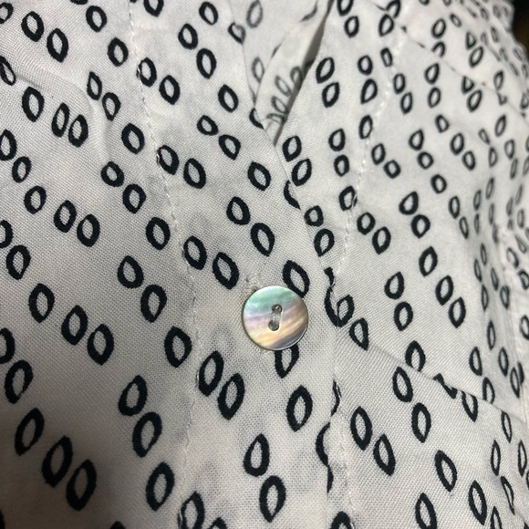 Heroes and Dreamers Sleeveless Button-Down Top - Picture 4 of 8